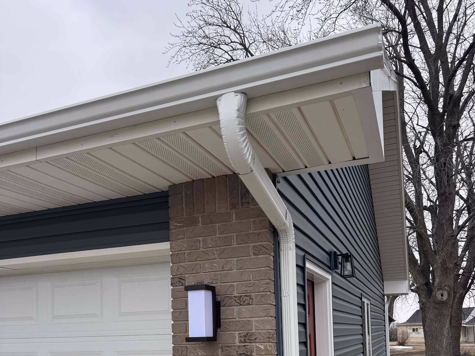 Seamless Gutters vs Traditional Gutters: What’s Best for Your Home?